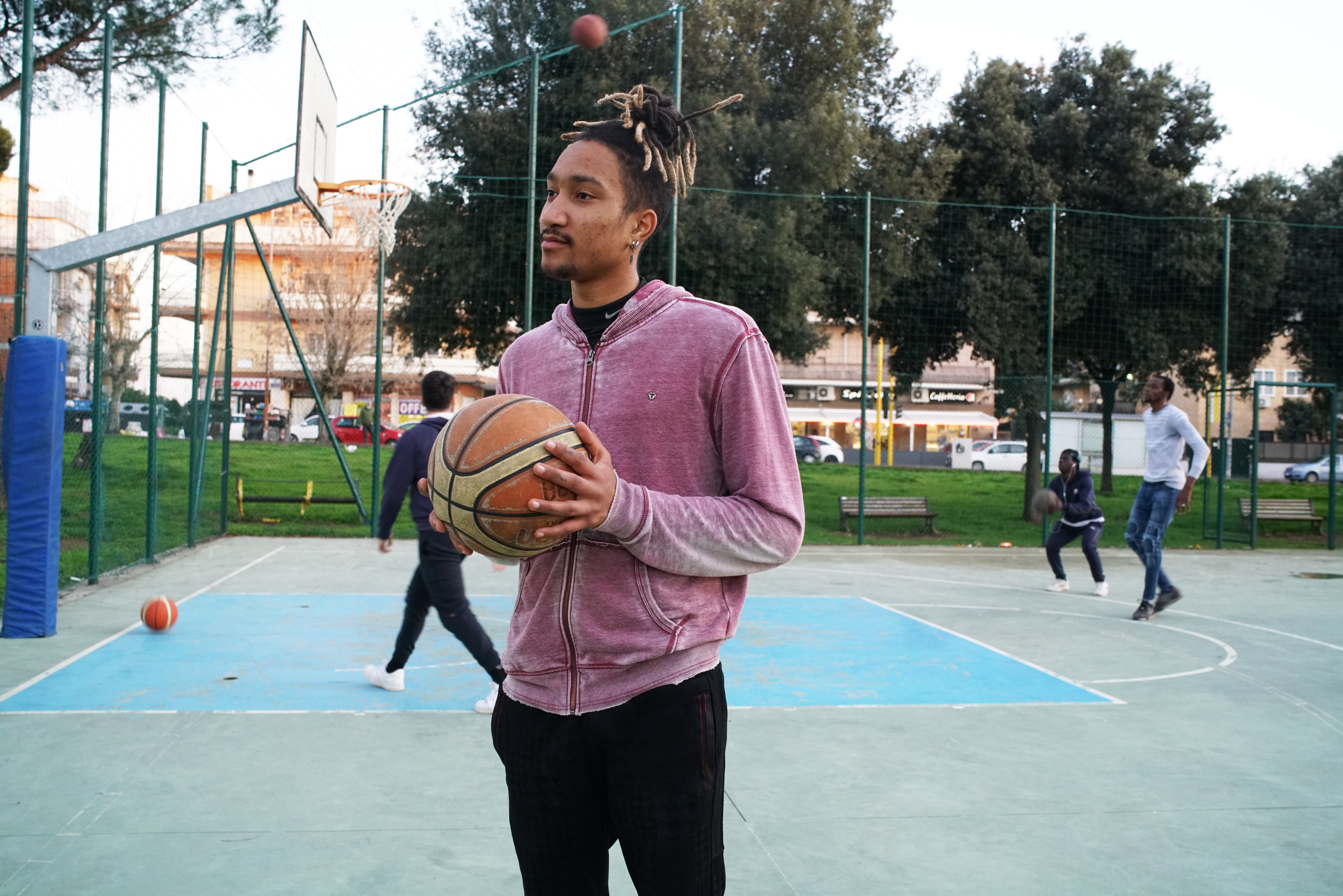 Blaze gioca a basket al campo vicino casa